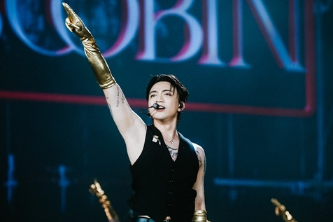 Soobin gây 'choáng' khi múa hát ở độ cao 8m, quyên góp hơn 1 tỷ cho đồng bào