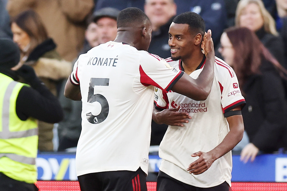 Isak lập đại công, Liverpool thắng &apos;rửa mặt&apos;