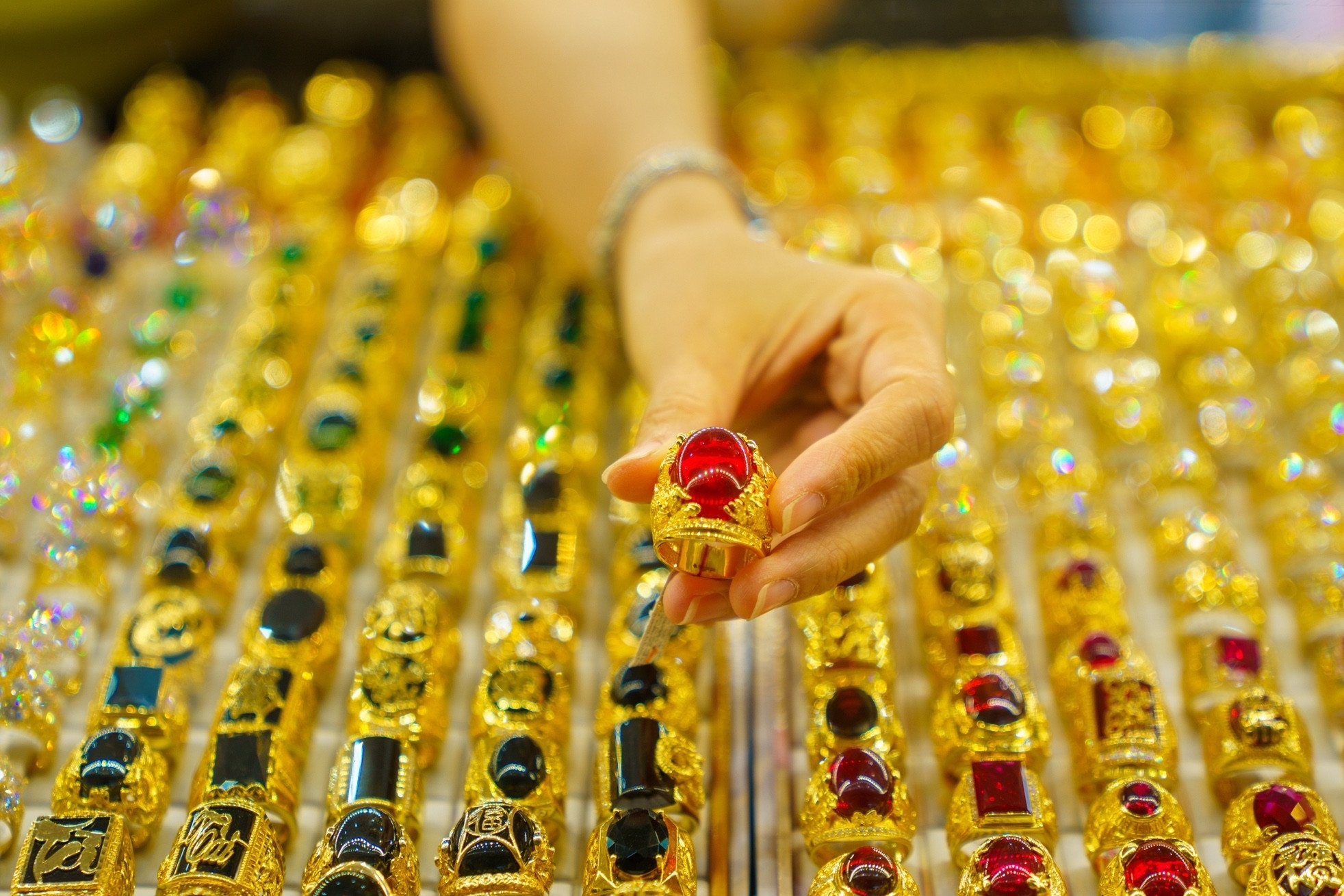 Giá vàng hôm nay 1/12/2025: Vàng SJC vọt lên đỉnh kỷ lục 156 triệu rồi rơi xuống