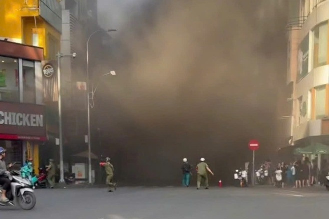 Vụ cháy tầng hầm thẩm mỹ viện ở TPHCM: Ô tô 7 chỗ bị hư hại, 20 người thoát nạn