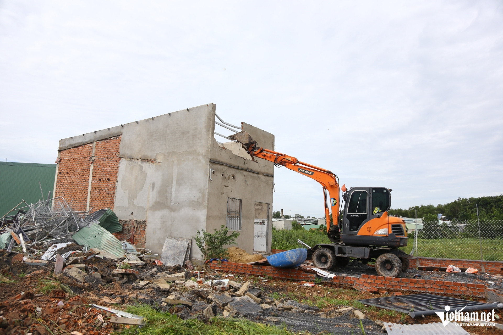 w xay dung trai phep 4 2113.jpg