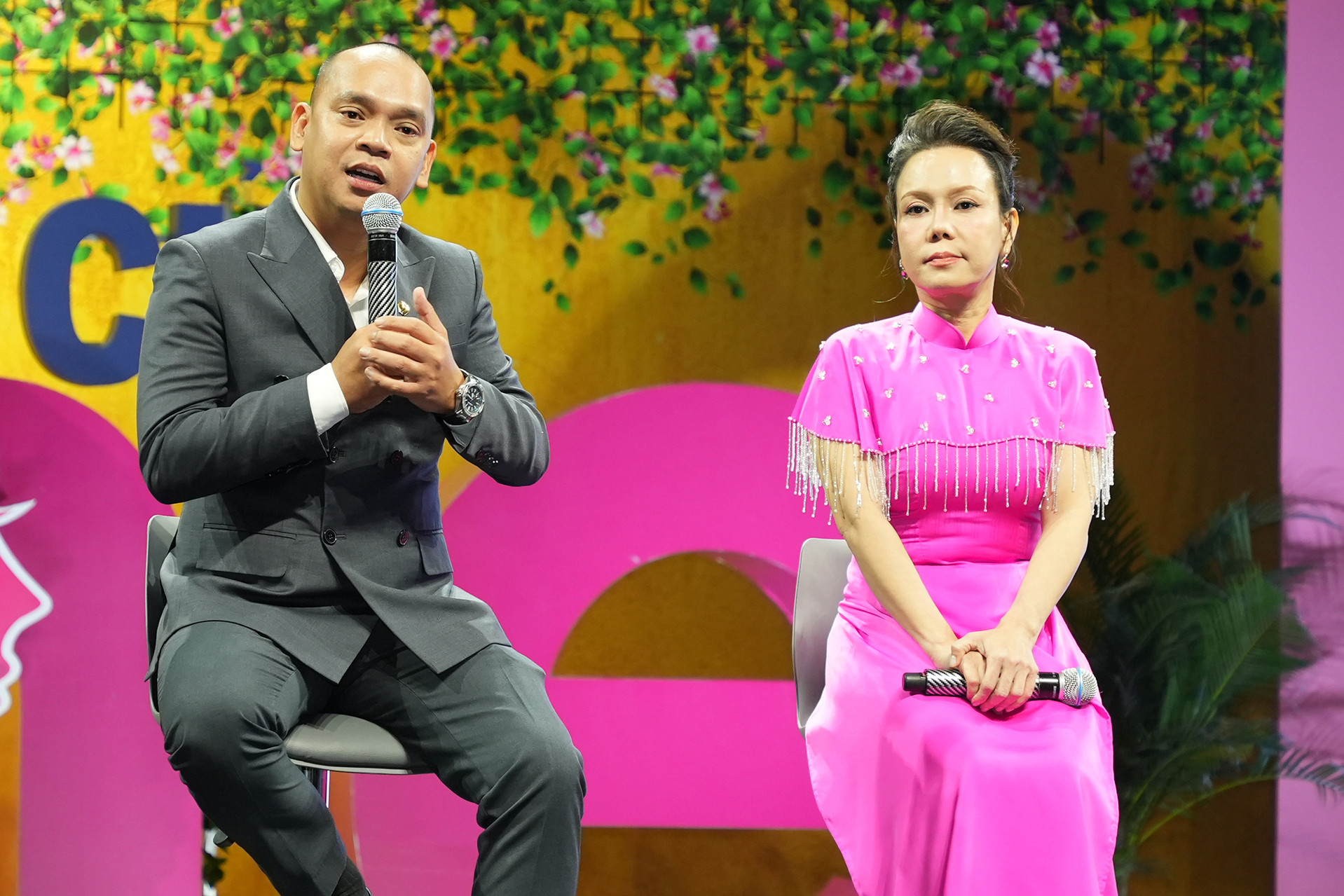 Nghệ sĩ Việt Hương và bạn dẫn Thái Phan Thanh Bình