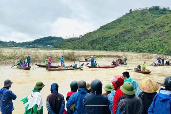 Bản tin cuối ngày 4/11: Thuyền chở đôi vợ chồng bị lật, một người vẫn mất tích