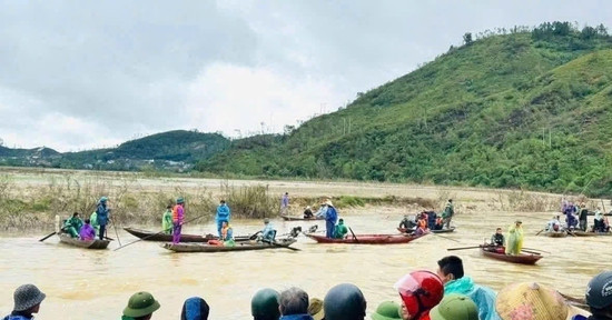 Bản tin cuối ngày 4/11: Thuyền chở đôi vợ chồng bị lật, một người vẫn mất tích