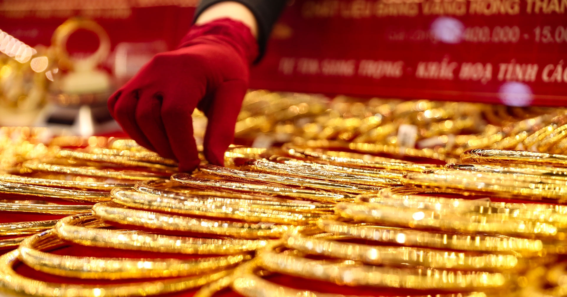 Giá vàng hôm nay 5/11/2025: Sức ép đè nặng lên ...