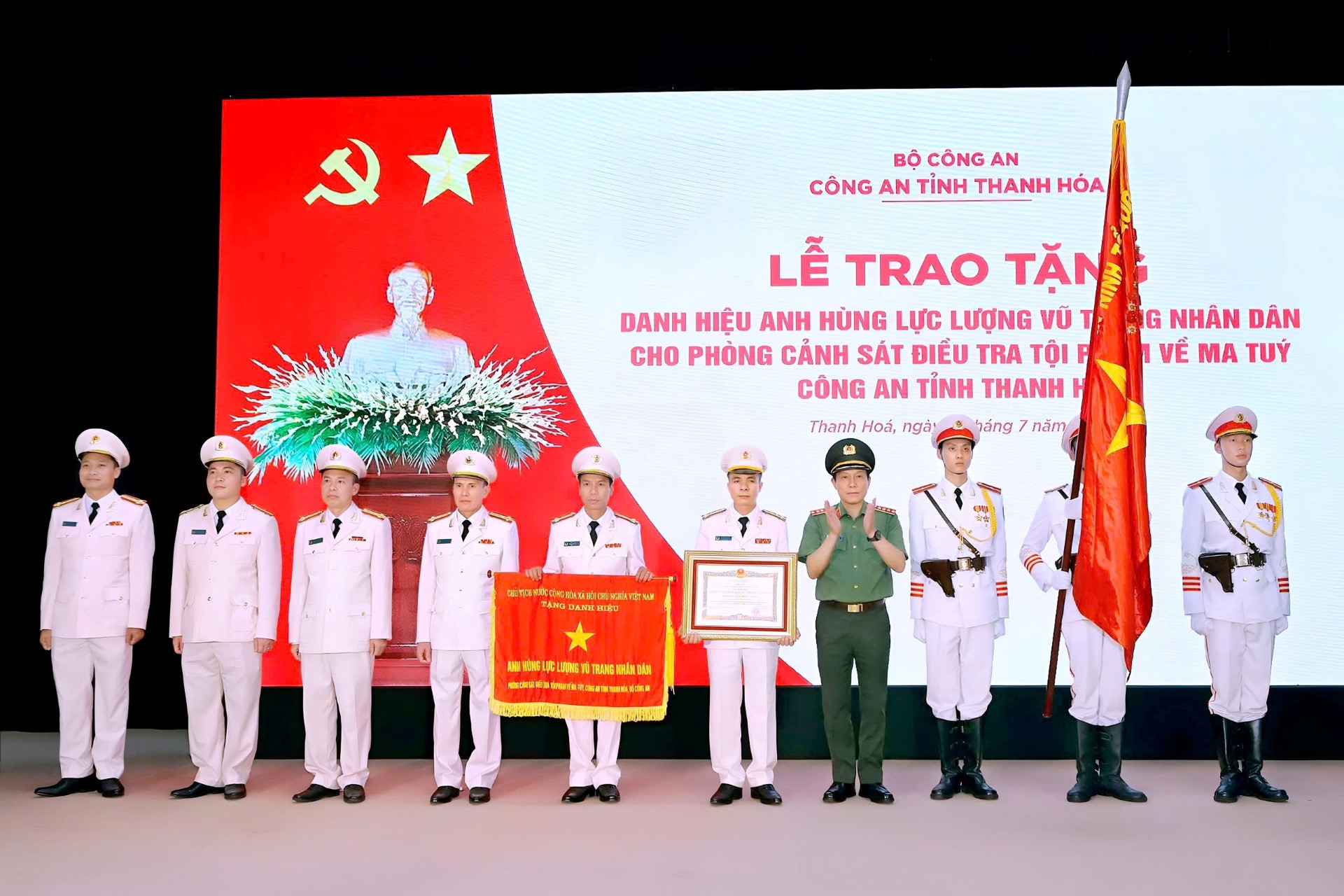 a1 le trao tang danh hieu anh hung 1039.jpg