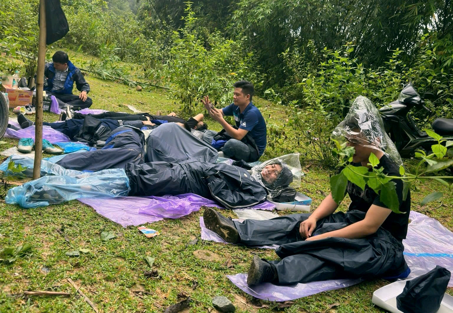 a2 Các chiến sĩ mặc áo mưa, ăn ngủ trong rừng nhiều ngày để mật phục.jpg