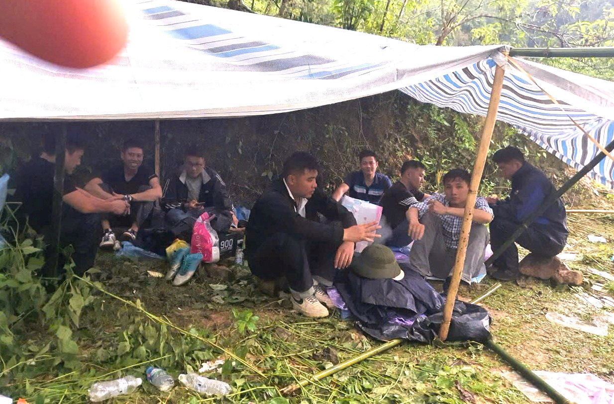 a3 Dựng lều lán giữa trời mưa gió.jpg