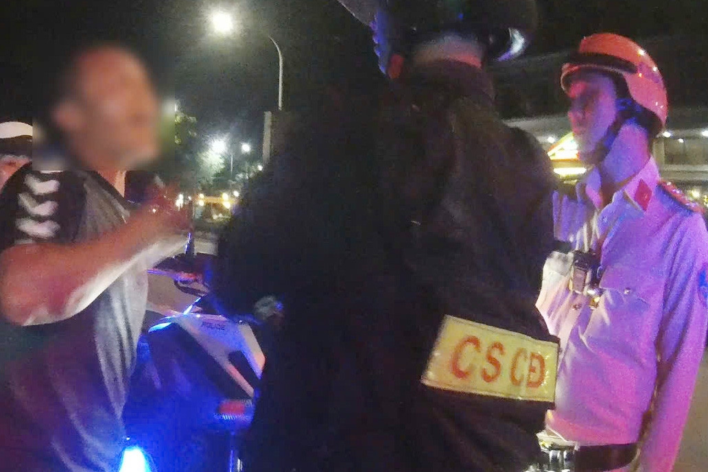 Bị kiểm tra nồng độ cồn, người đàn ông có hành động quá khích ở công an phường