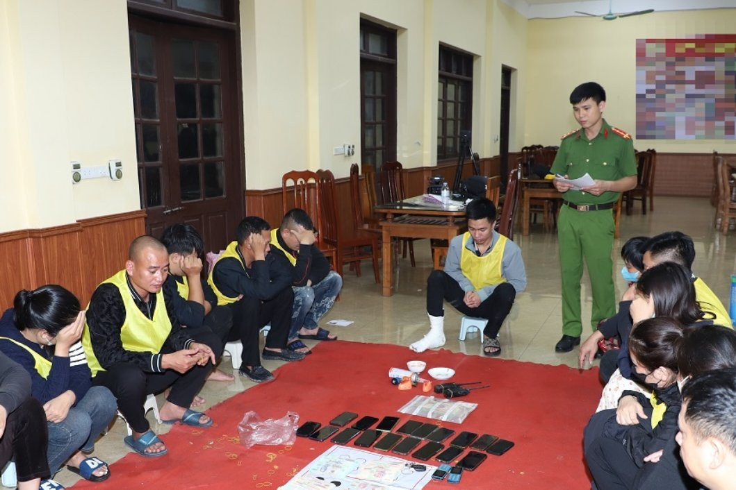Cảnh sát đột kích sới bạc được tổ chức tinh vi ở Ninh Bình, bắt giữ 21 đối tượng