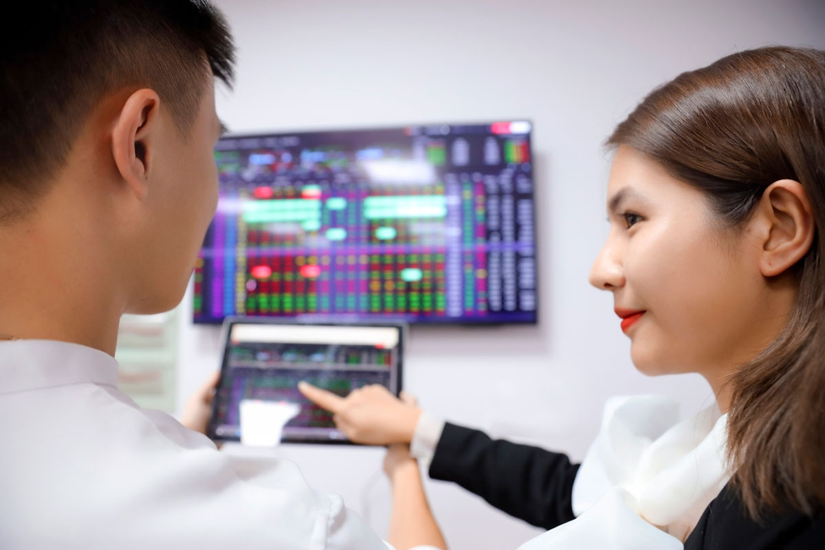 Cổ phiếu chứng khoán, bất động sản tăng trần: VN-Index tăng gần 50 điểm từ đáy