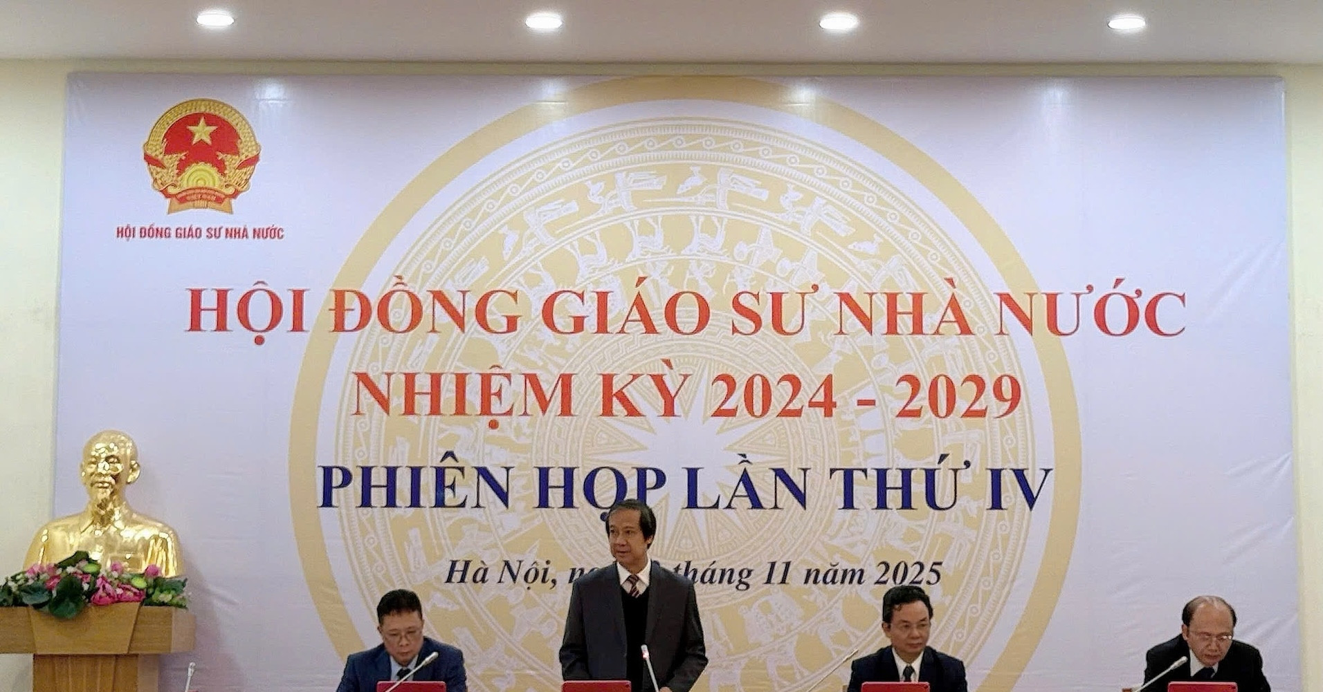 Danh sách 900 giáo sư và phó giáo sư năm 2025