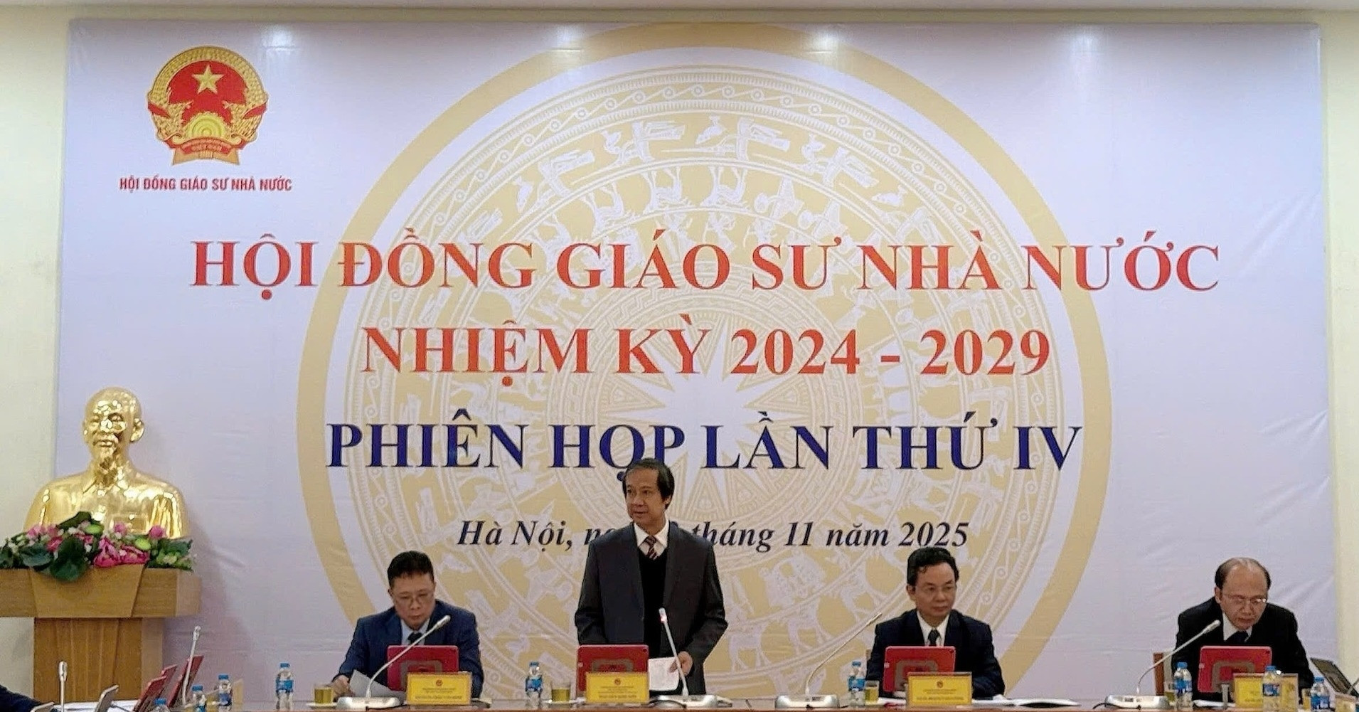 Danh sách 900 giáo sư và phó giáo sư năm 2025