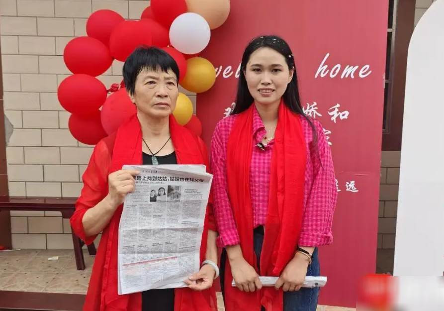 Hai cô cháu trở về sau hơn 30 năm thất lạc, cả thị trấn mừng vui