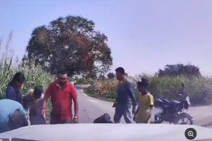 Gia đình đi ô tô bị 4 thanh niên đi xe máy truy đuổi, gây hấn giữa đường cao tốc