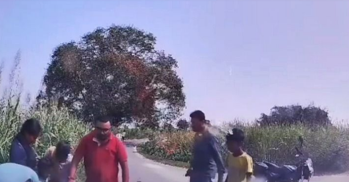 Gia đình đi ô tô bị 4 thanh niên đi xe máy truy đuổi, gây hấn giữa đường cao tốc