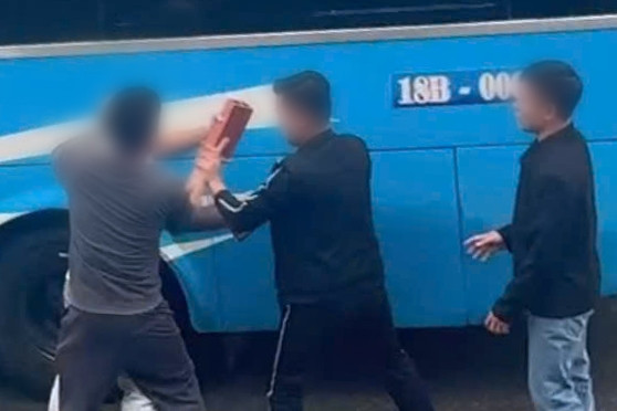 Hai nam tài xế xe khách xô xát ở Ninh Bình, một người cầm gạch lao tới