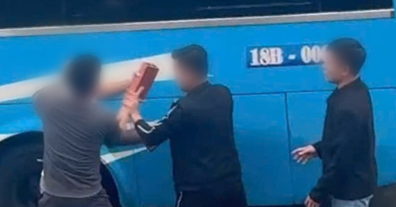 Hai nam tài xế xe khách xô xát ở Ninh Bình, một người cầm gạch lao tới