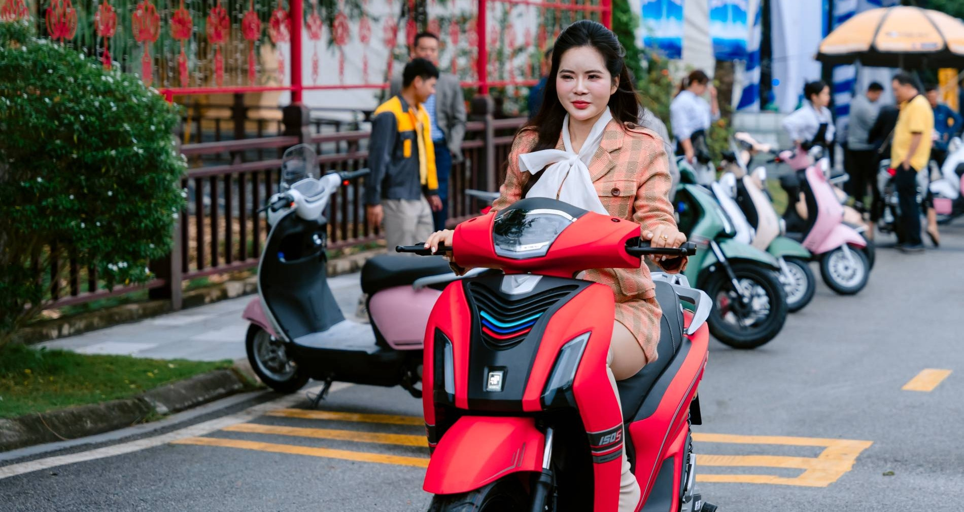 Hội chợ Mùa Thu xuất hiện mẫu xe máy điện Việt cạnh tranh với VinFast, Yadea