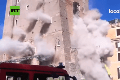 Khoảnh khắc tòa tháp thời Trung cổ ở Rome đột ngột đổ sập