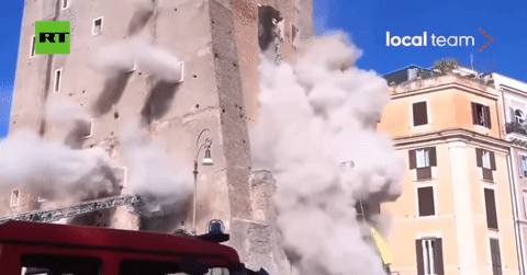 Khoảnh khắc tòa tháp thời Trung cổ ở Rome đột ngột đổ sập