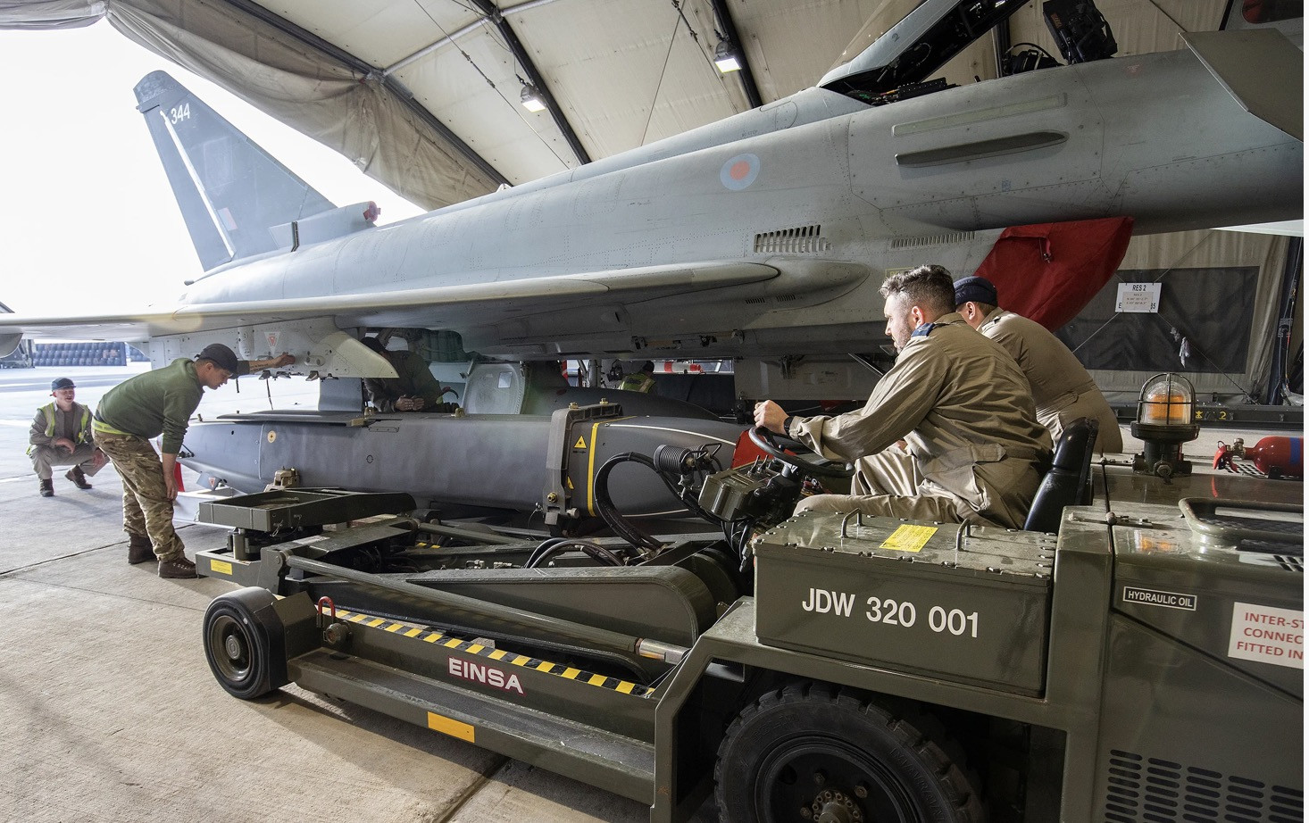 Lắp tên lửa Storm Shadow lên máy bay. Ảnh: The War Zone