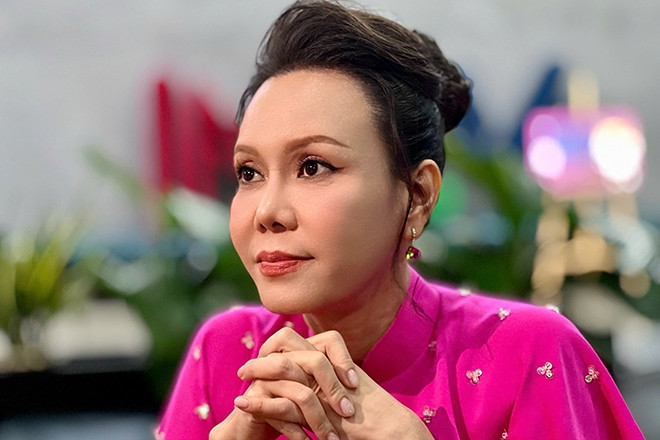 Lý do khiến diễn viên Việt Hương bật khóc, bị cháy nắng và lột da đầu