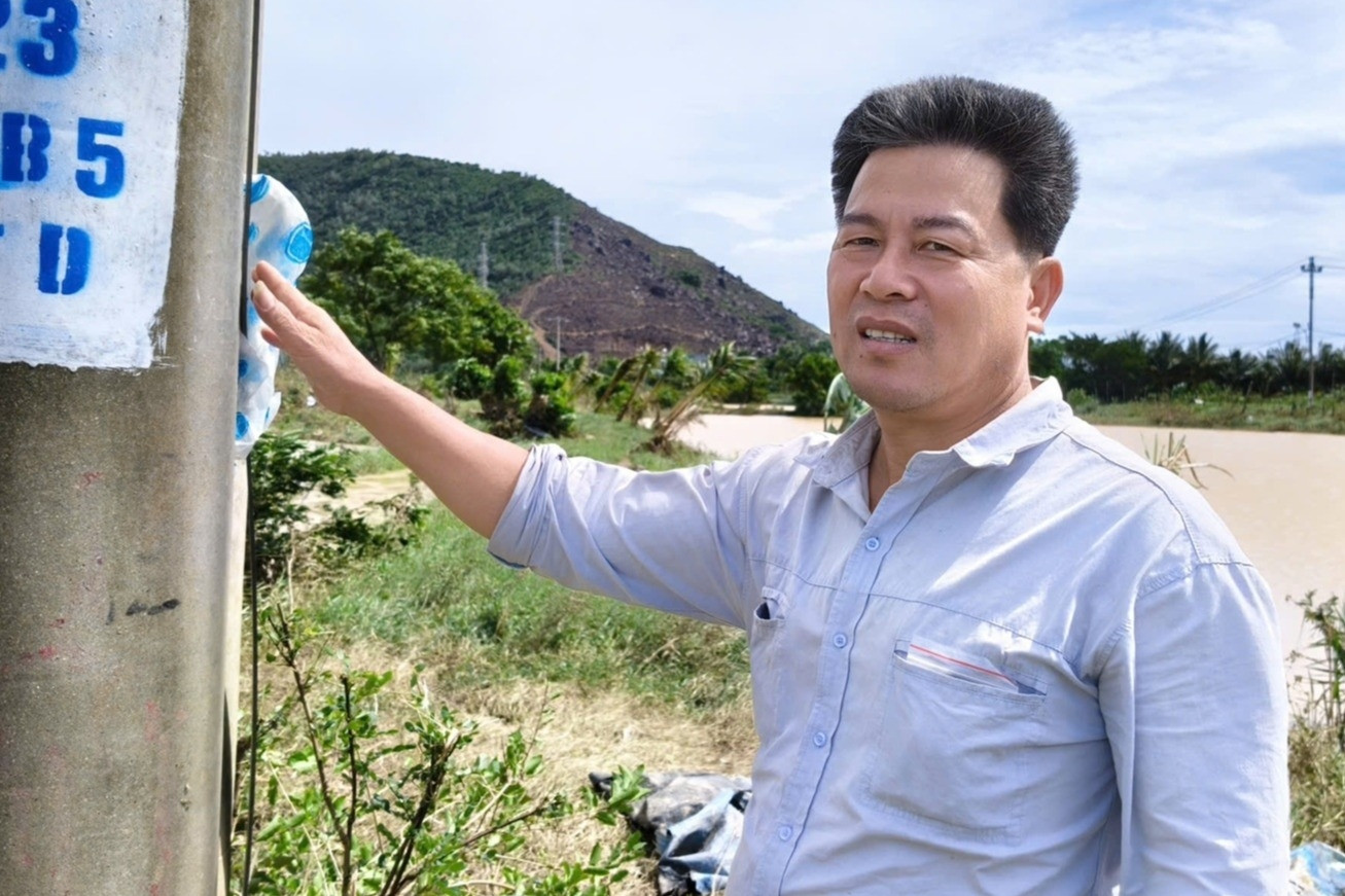 Người đàn ông 2 lần lao ra dòng lũ dữ cứu 5 người gặp nạn