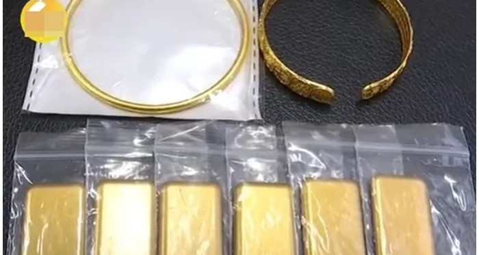 Người phụ nữ ngã quỵ khi bỏ quên túi vàng trị g...