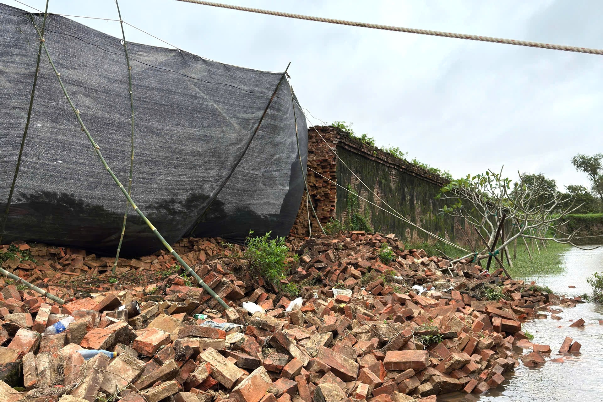 Sập tường Hoàng thành Huế