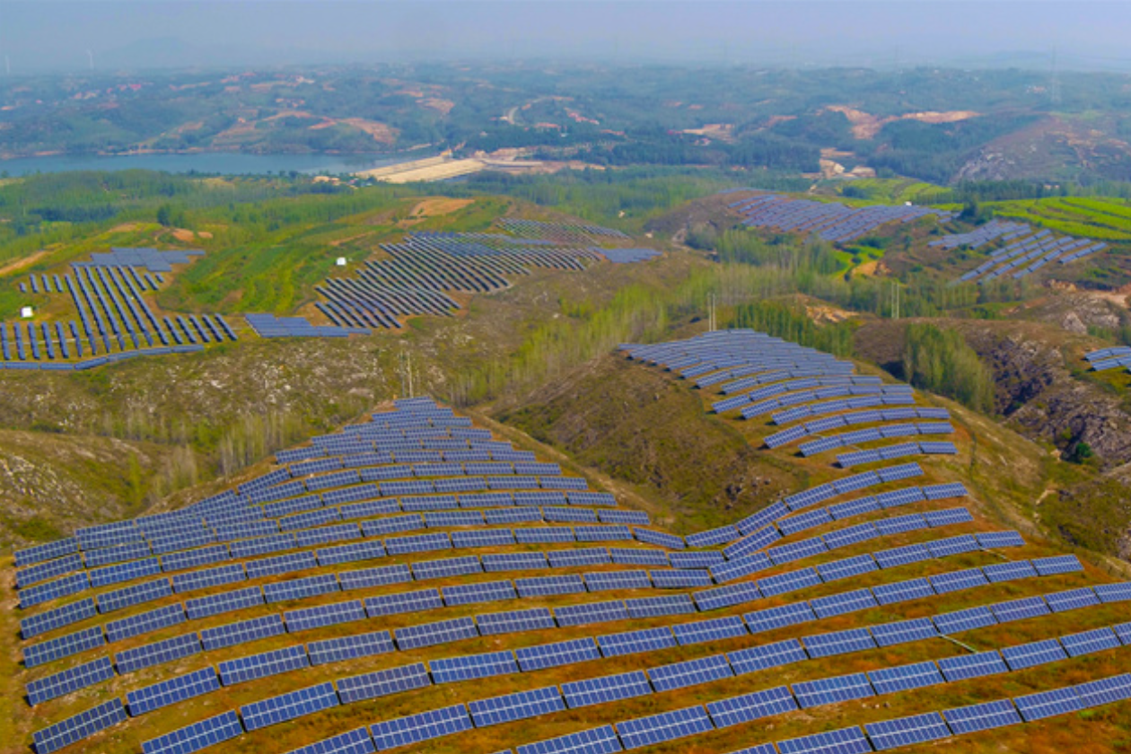 Sườn núi bỏ hoang bao phủ điện mặt trời, thành ‘ngân hàng ánh sáng’