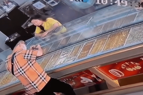 Thanh niên đi dép lê, mặc áo kẻ vờ hỏi mua nhẫn rồi táo tợn cướp vàng ở TPHCM