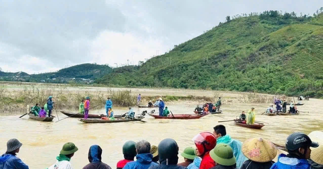 Thuyền chở đôi vợ chồng bị lật, một người vẫn mất tích