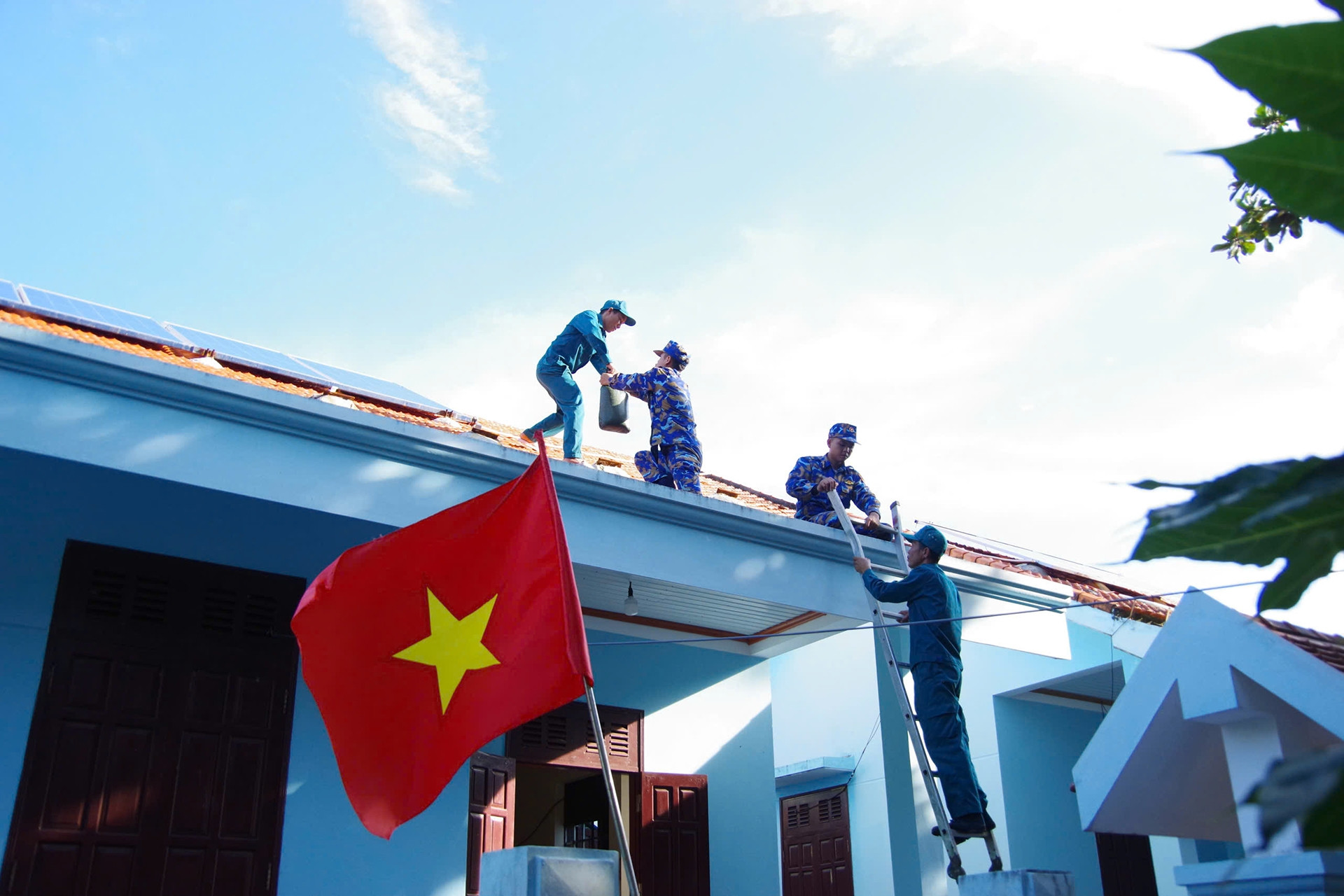 Đặc khu Trường Sa khẩn trương chằng chống, ứng phó bão Kalmaegi có thể mạnh cấp 14