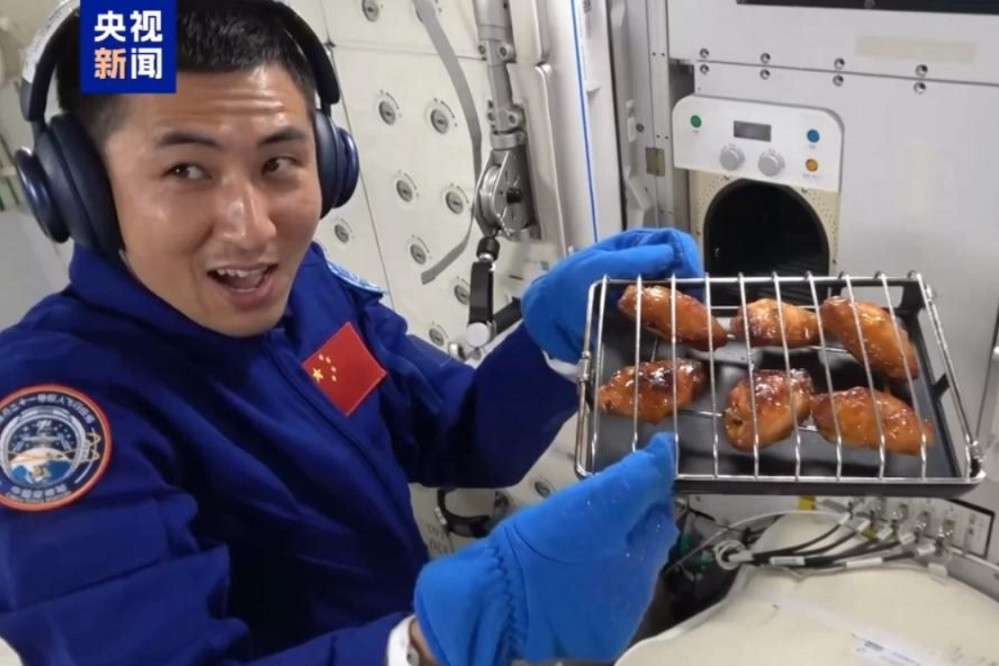 Video các phi hành gia Trung Quốc nướng gà trên trạm vũ trụ