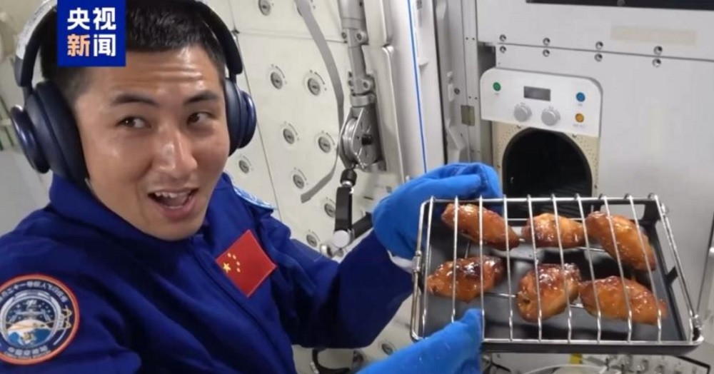 Video các phi hành gia Trung Quốc nướng gà trên trạm vũ trụ