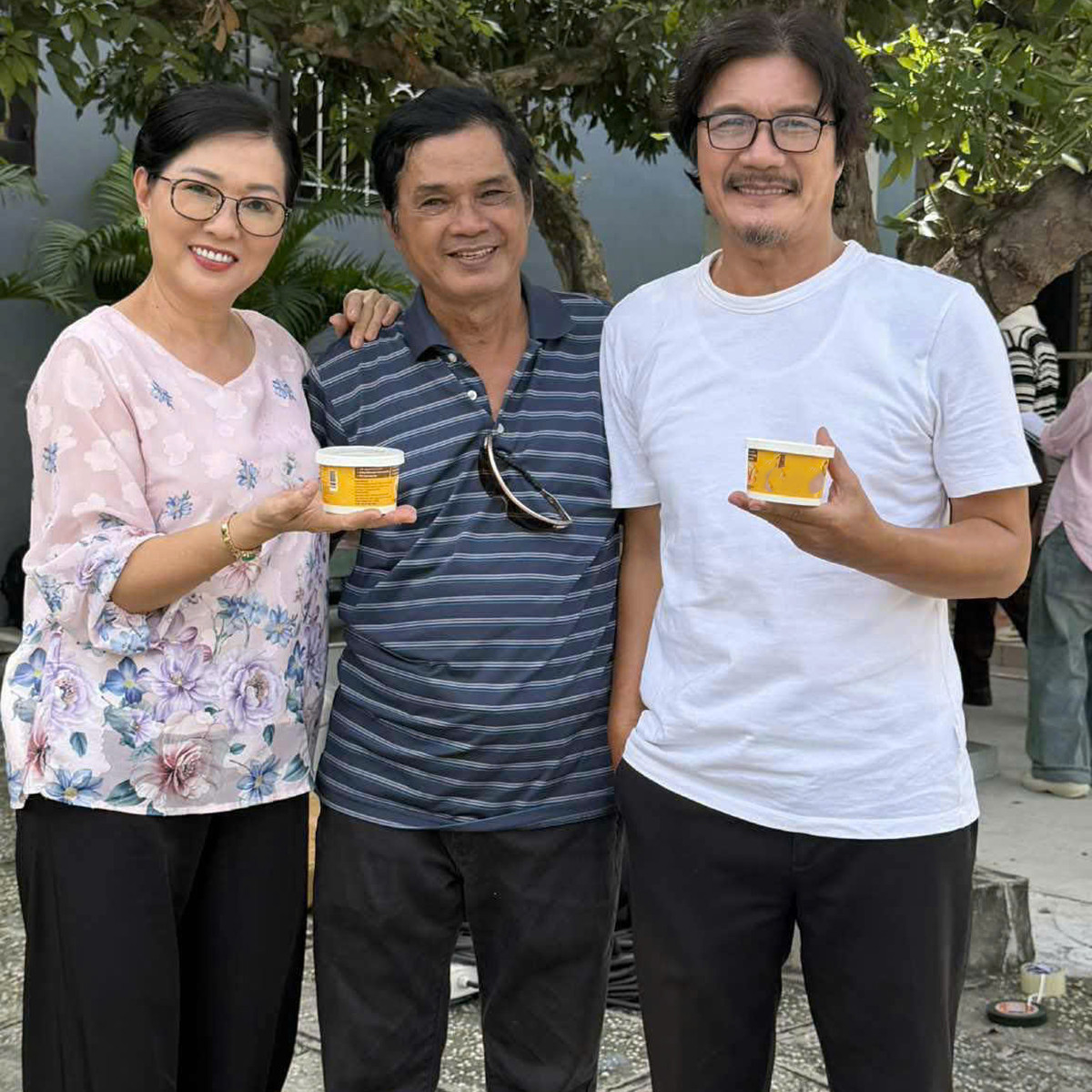 Nghệ sĩ Mai Trần phụ vợ bán hàng online