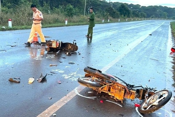 Bản tin trưa 5/11: Hai xe máy tông nhau vỡ nát, 4 thanh thiếu niên thương vong Bản tin trưa 5/11: Hai xe máy tông nhau vỡ nát, 4 thanh thiếu niên thương vong