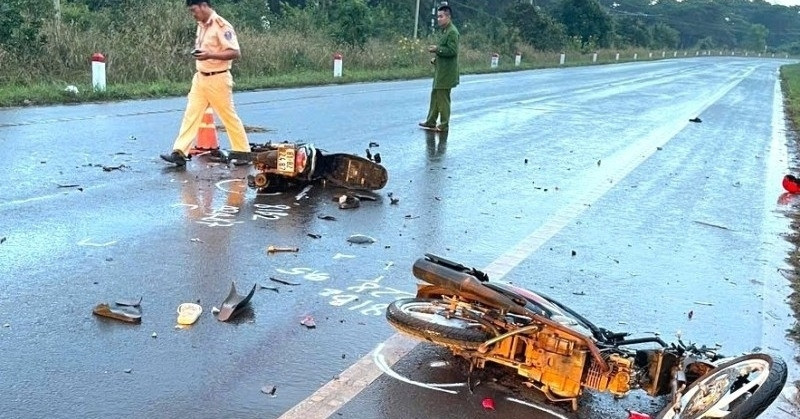 Bản tin trưa 5/11: Hai xe máy tông nhau vỡ nát, 4 thanh thiếu niên thương vong