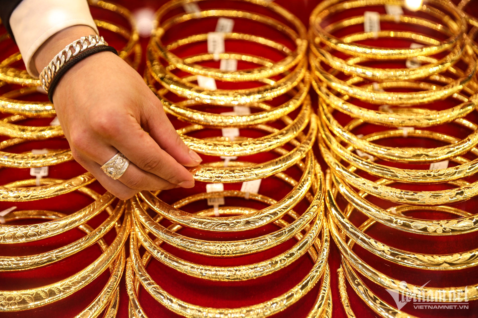 Giá vàng hôm nay 6/11/2025: SJC đảo chiều tăng tới gần 1 triệu/lượng