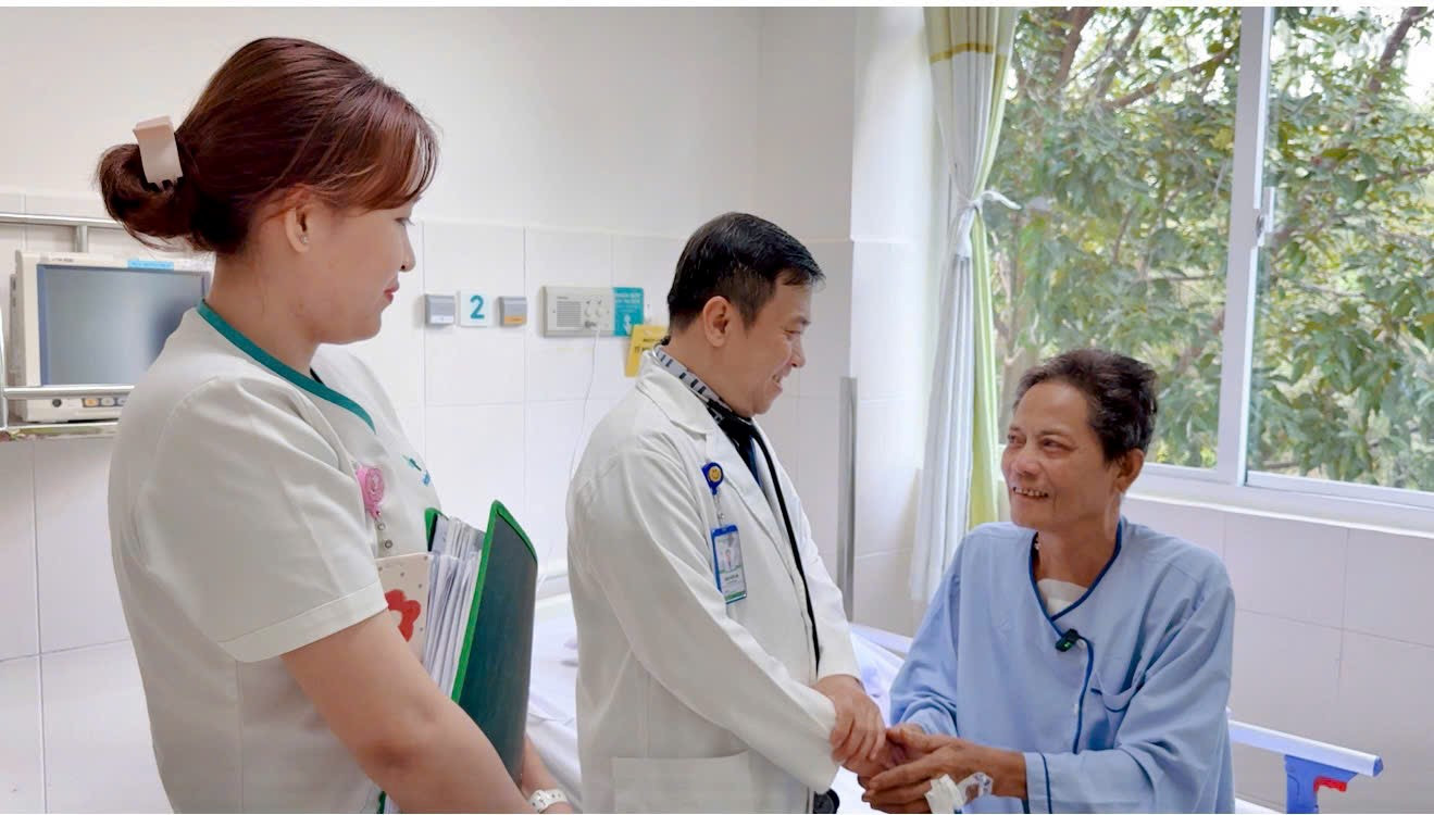 Bác sĩ dùng dung dịch đặc biệt vá vách tim cứu sống bệnh nhân suy tim