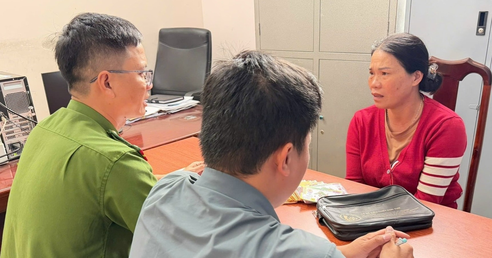 Bắt giữ người phụ nữ giật 590 tờ vé số của cụ ông bán dạo ở Đắk Lắk