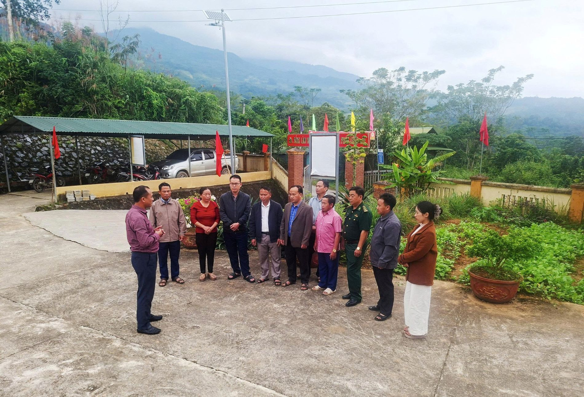 Bí thư Đảng ủy xã Na Ngoi Lầu Bá Chò (bên trái) thường xuyên xuống cơ sở nắm bắt tâm tư người dân để kịp thời tháo gỡ