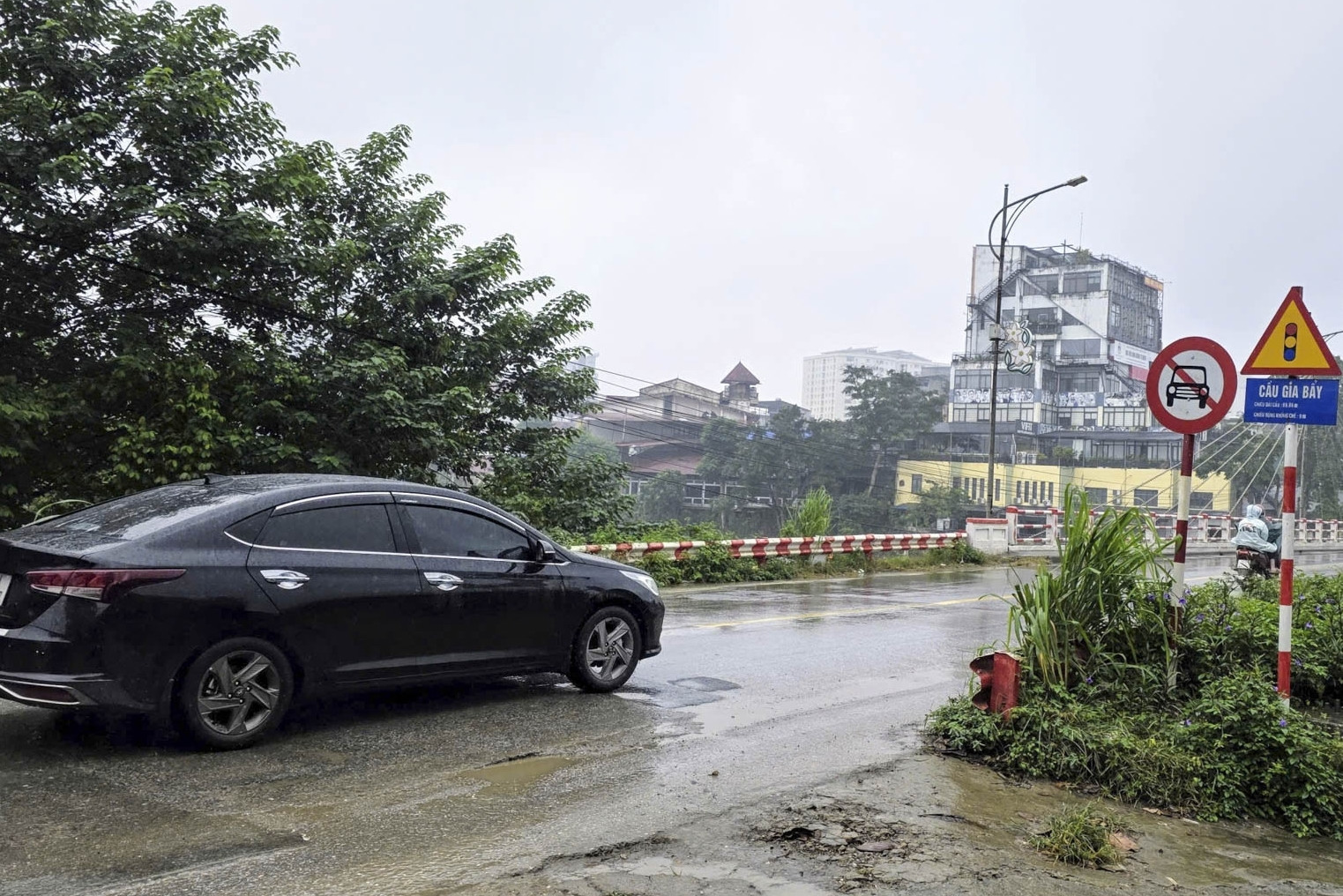 Biển cấm được đặt ở hai đầu cầu, nhiều ô tô vẫn cố tình chạy qua