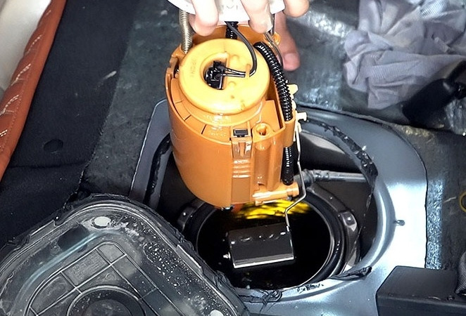 Bình xăng ô tô cũ bị gỉ sét, nên sơn lại đi tạm hay bỏ tiền thay mới?