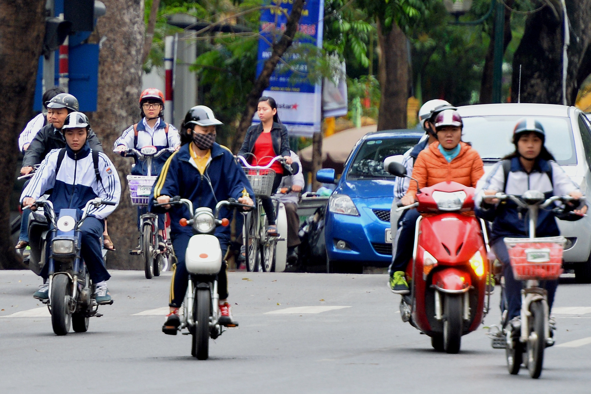 Cần nâng mức tiêu chuẩn khí thải xe máy, học sinh và sinh viên có thể đi xe điện