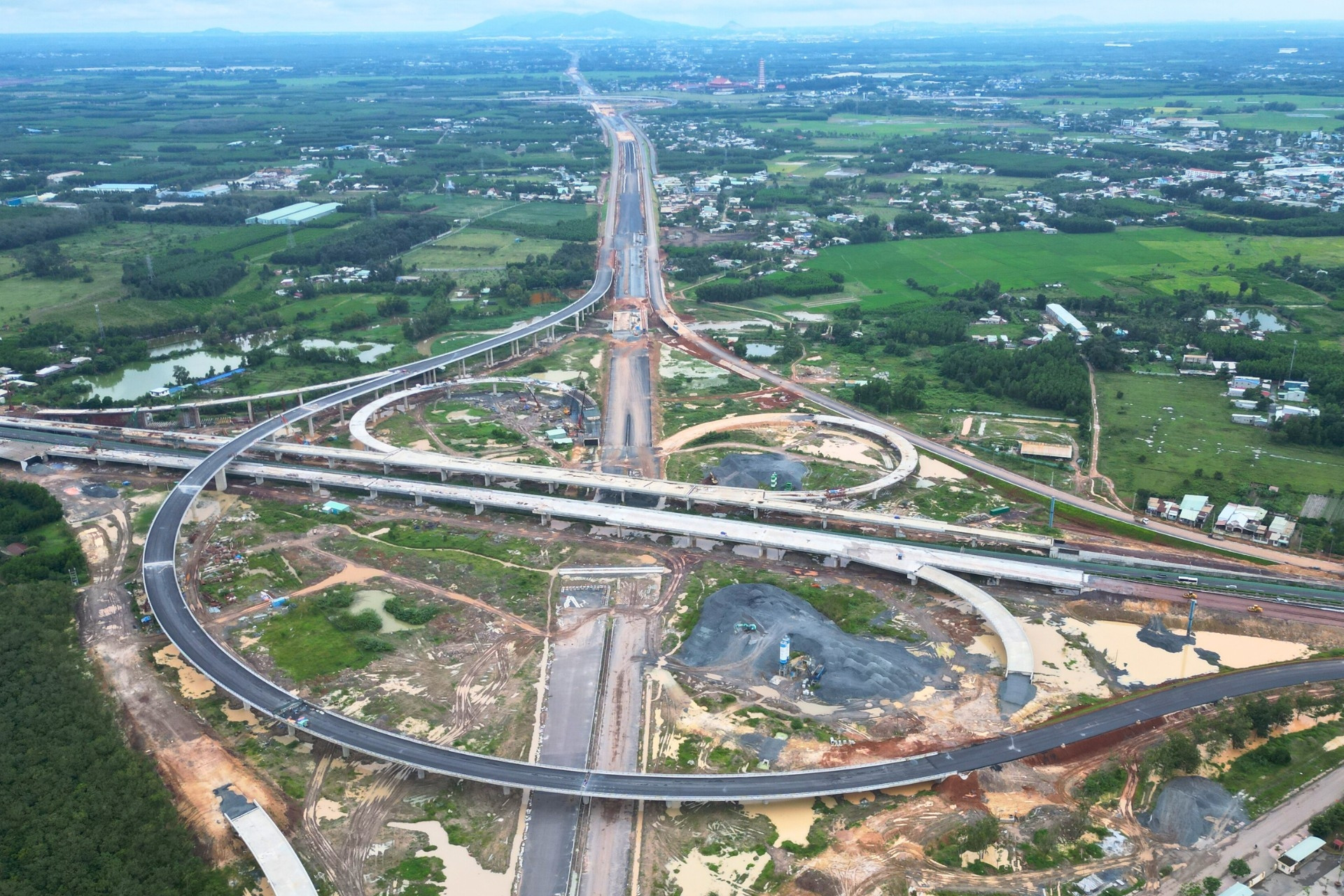 Cận cảnh cao tốc Biên Hòa - Vũng Tàu trước ngày 'về đích'