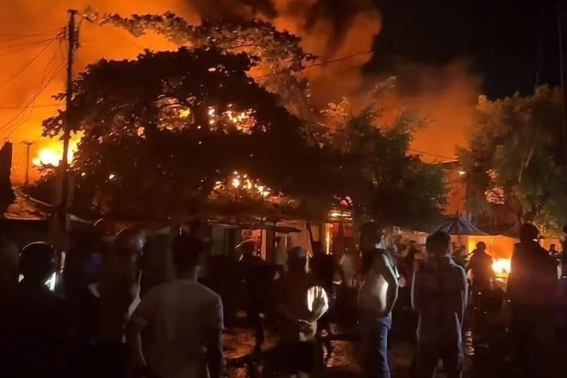 Cháy chợ dữ dội kèm tiếng nổ lớn, tiểu thương bất lực nhìn tài sản bị thiêu rụi