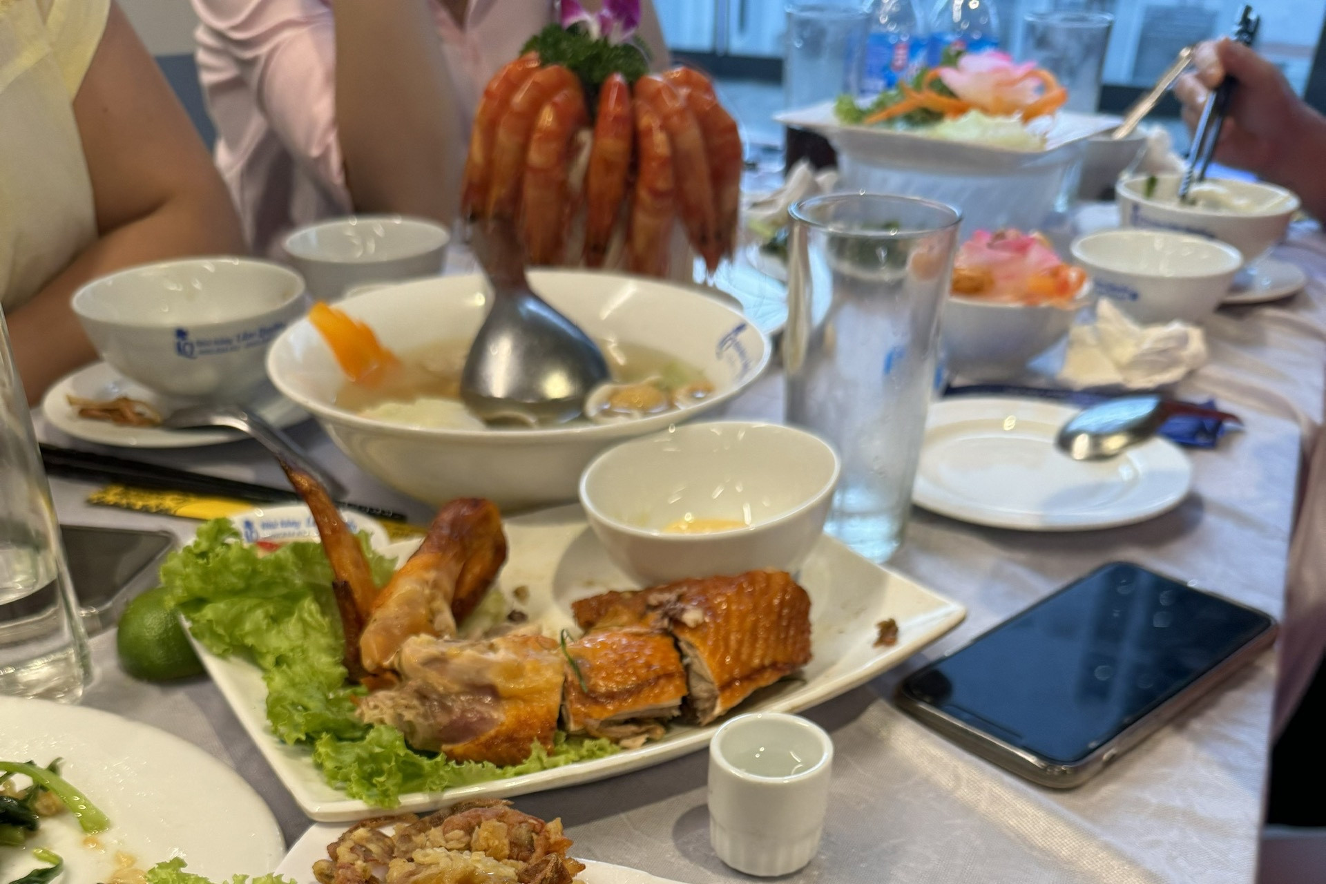 Đồng nghiệp 'né' đám cưới ở khách sạn vì sợ tốn kém, gửi tiền mừng gây sững sờ