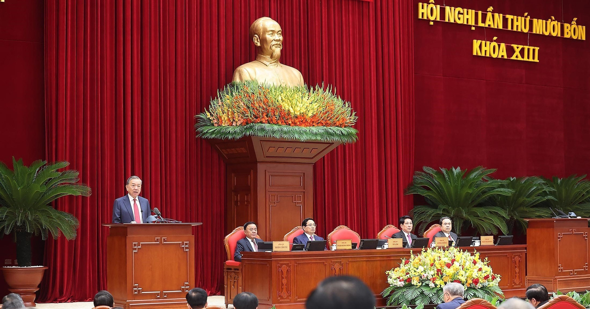 Giới thiệu nhân sự tái cử, tham gia lần đầu vào...